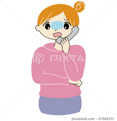 A woman who receives a phone and turns pale A woman who receives a phone and turns pale 67608375