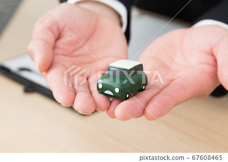 與汽車玩具的一個商人 67608465