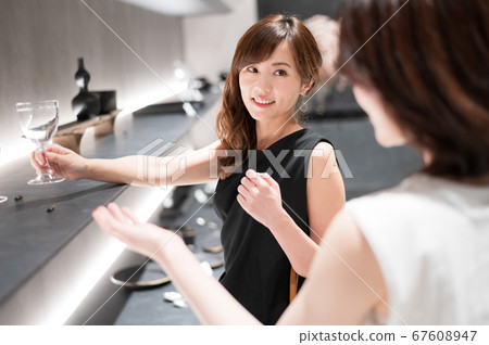 Celebrity women and shop assistants shopping 67608947