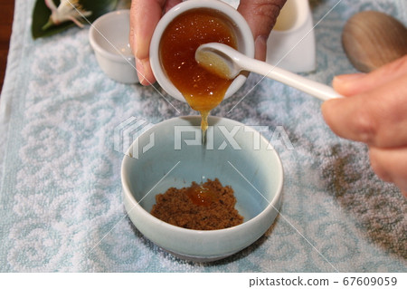 homemade hand spa treatment with sugar and honey 67609059
