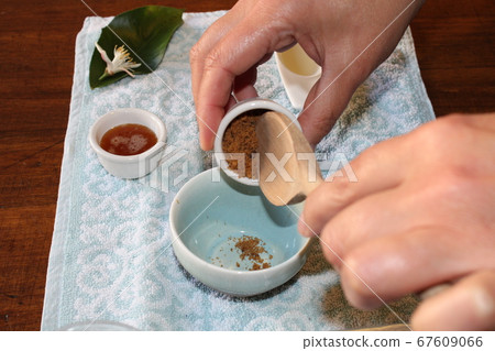 homemade hand spa treatment with sugar and honey 67609066