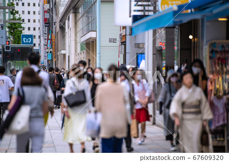 東京都市風景在日本銀座，東京。新科羅納（由於經濟危機，東京感染286的人數最多） 67609320