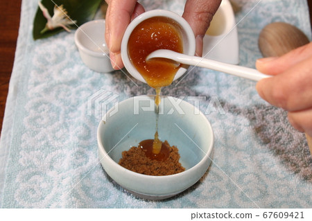 homemade hand spa treatment with sugar and honey 67609421
