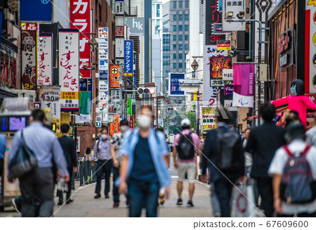 戴著面具的日本新橋酒吧區的東京城市景觀= 7月16日 戴著面具的日本新橋酒吧區的東京城市景觀= 7月16日 67609600