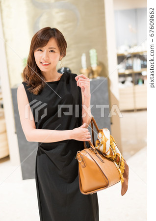 Celebrity women shopping 67609662