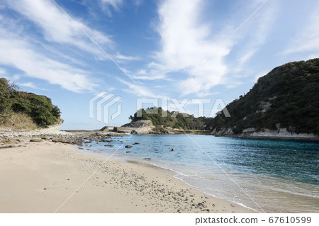 岩見銀山運輸港口13-港口盡頭的串島平靜的內海，十月的日本海風光 67610599