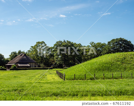 在初夏的藍天下，在鬱鬱蔥蔥的墓地中的雲彩 67611192