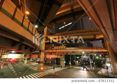 晚上在水戶高速公路上的博崎交界處立交橋 晚上在水戶高速公路上的博崎交界處立交橋 67611332