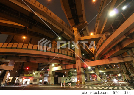 晚上在水戶高速公路上的博崎交界處立交橋 晚上在水戶高速公路上的博崎交界處立交橋 67611334