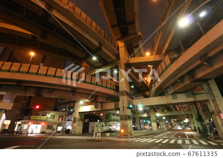 晚上在水戶高速公路上的博崎交界處立交橋 67611335