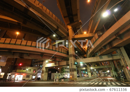 晚上在水戶高速公路上的博崎交界處立交橋 晚上在水戶高速公路上的博崎交界處立交橋 67611336