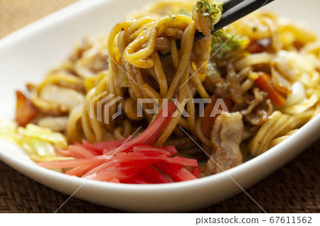 Fried noodles close-up 67611562