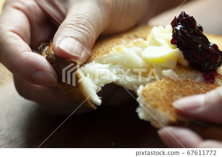 眼淚的自製麵包 67611772