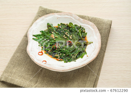 Soy sauce pickled in large leaves 67612290