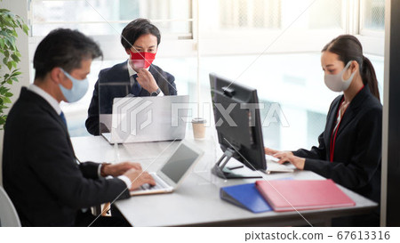 戴著面具的商人 67613316