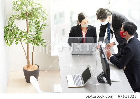 戴著面具的商人 67613325