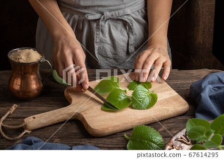 Preparation of a silver spurflower syrup from fresh silver spurflower 67614295