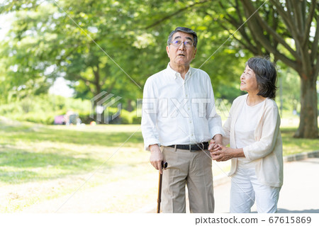 年長的夫婦在公園散步和康復 67615869