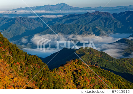 The mountain range of autumn colors and Mt.Asama seen from the Oku-Chichibu/Ryokamiyama ridgeline The mountain range of autumn colors and Mt.Asama seen from the Oku-Chichibu/Ryokamiyama ridgeline 67615915