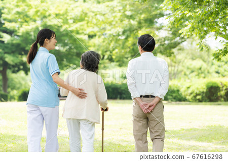年長的夫婦和照顧者在戶外康復後視圖 67616298