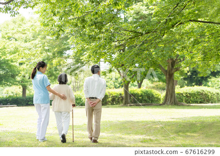 年長的夫婦和照顧者在戶外康復後視圖 67616299