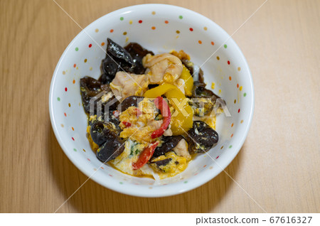 Stir-fried chicken, wooden ears and egg oyster sauce Stir-fried chicken, wooden ears and egg oyster sauce 67616327
