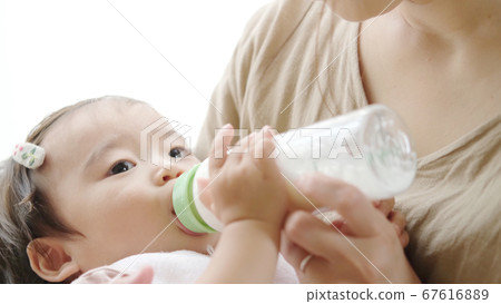 寶寶喝牛奶 67616889