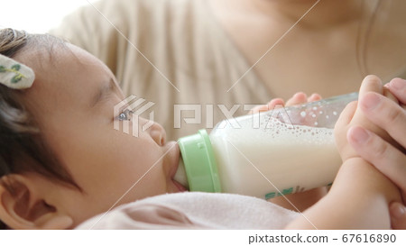 寶寶喝牛奶 67616890