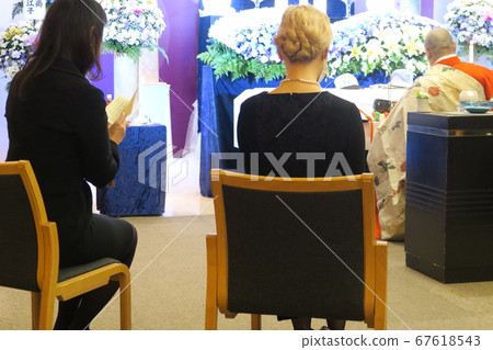 Relatives chanting the sutras 67618543