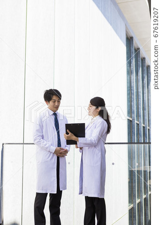 Men and women in white coats Men and women in white coats 67619207