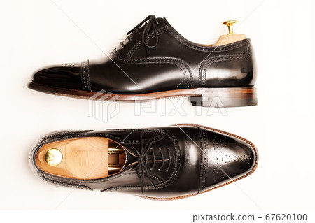 Mirror-polished black semi-brogue leather shoes Mirror-polished black semi-brogue leather shoes 67620100