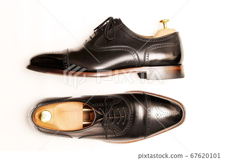 Mirror-polished black semi-brogue leather shoes Mirror-polished black semi-brogue leather shoes 67620101