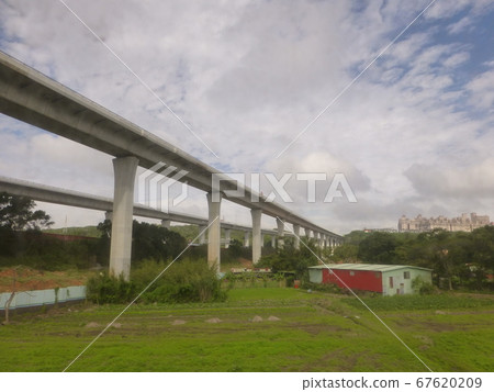 台灣桃園-12/26/2012:1號高速公路五楊高架橋的楊梅路段 台灣桃園-12/26/2012:1號高速公路五楊高架橋的楊梅路段 67620209