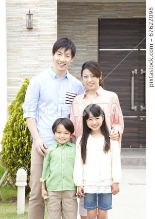 Two generations family portrait Two generations family portrait 67622098