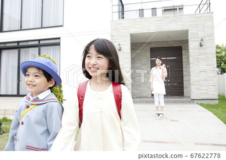 母親帶著孩子去上學 母親帶著孩子去上學 67622778