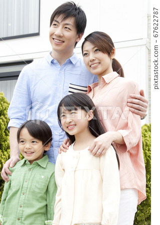 笑臉父母和孩子 67622787