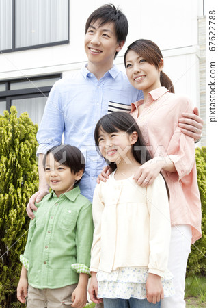 笑臉父母和孩子 67622788