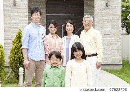 一個微笑的三代家庭 67622798