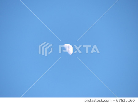 第一季度的月亮（傍晚的月亮） 67623160