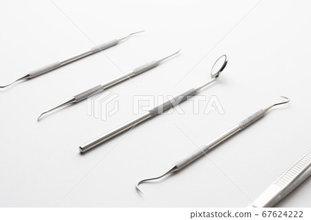 在白色背景上排隊的牙科保健儀器 67624222