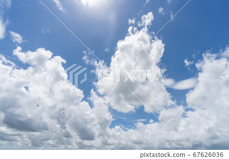 清新夏日的天空藍天白雲背景素材 67626036