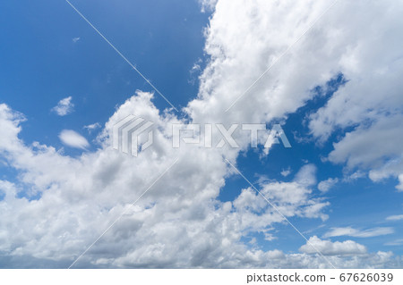 清新夏日的天空藍天白雲背景素材 67626039