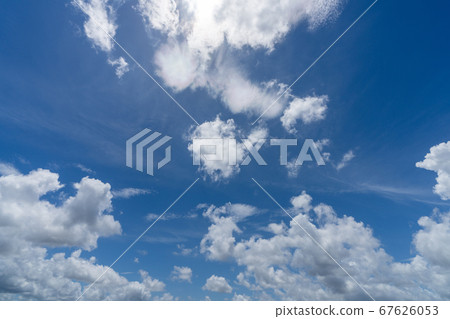 清新夏日的天空藍天白雲背景素材 清新夏日的天空藍天白雲背景素材 67626053