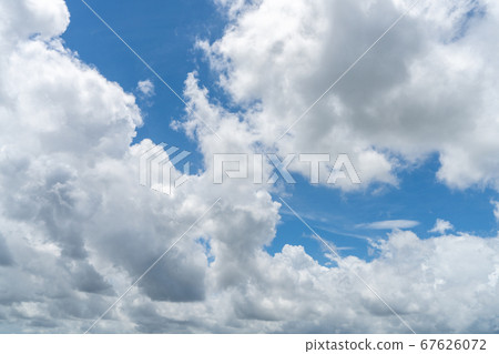 Refreshing summer sky blue sky/white clouds background material Refreshing summer sky blue sky/white clouds background material 67626072