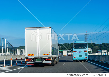 Shizuoka Prefecture Trucks and sightseeing buses running on the Shin-Tomei Expressway Shizuoka Prefecture Trucks and sightseeing buses running on the Shin-Tomei Expressway 67626091