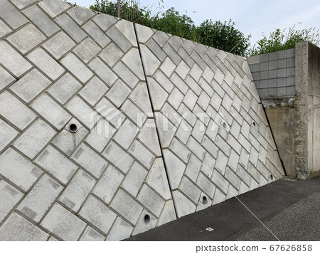 The concrete walls 67626858