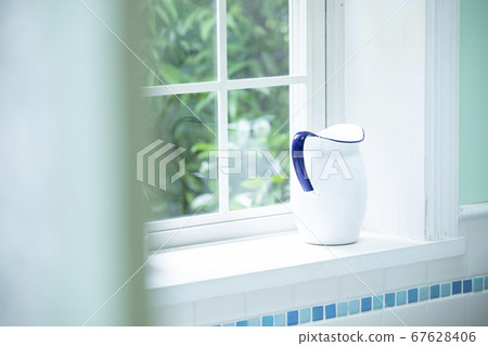 靠窗的花瓶水罐 67628406