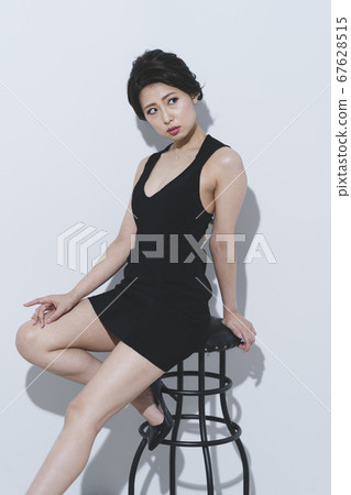 穿裙子的女人 67628515