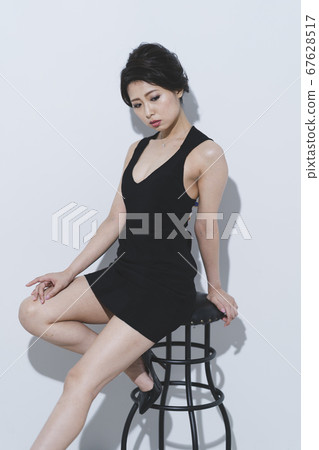 A woman in a dress 67628517