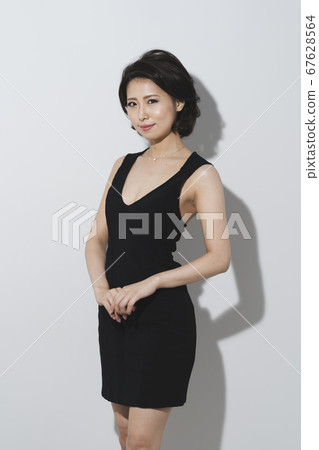 A woman in a dress 67628564